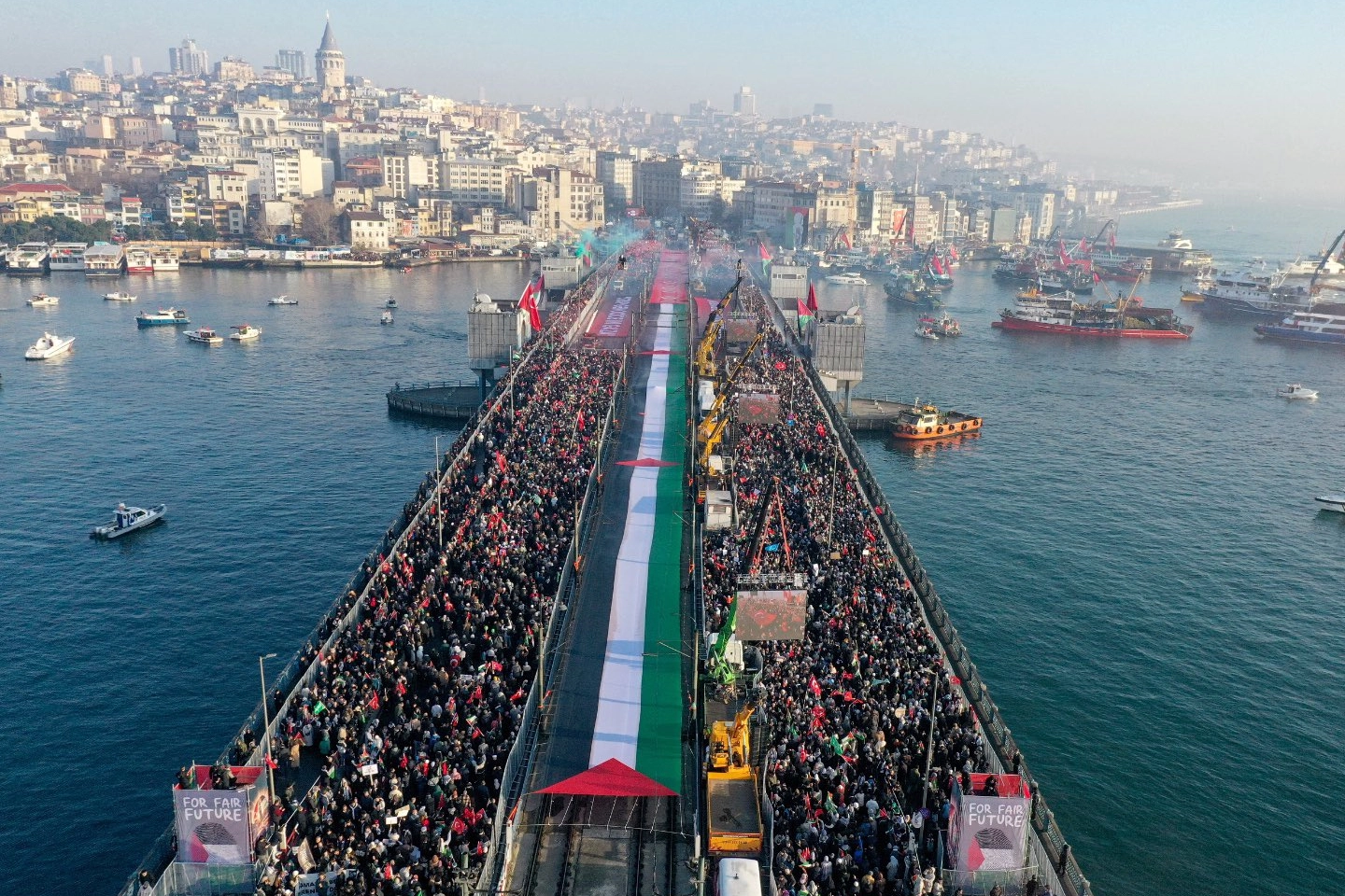 On binler Galata Köprüsü'ne yürüdü!