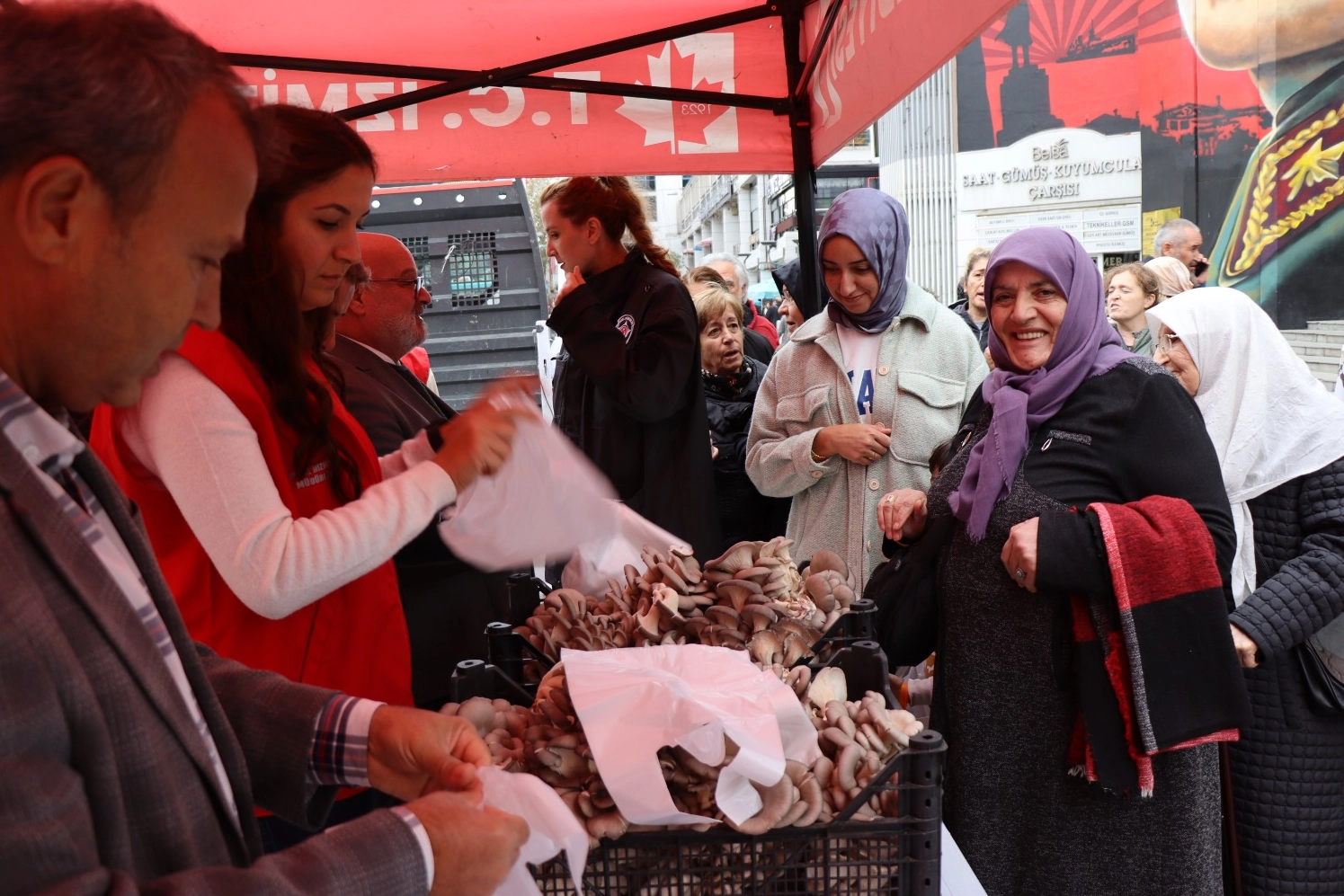 İzmit'te hasatın bereketi sürüyor... 850 kilo istiridye mantarı dağıtıldı